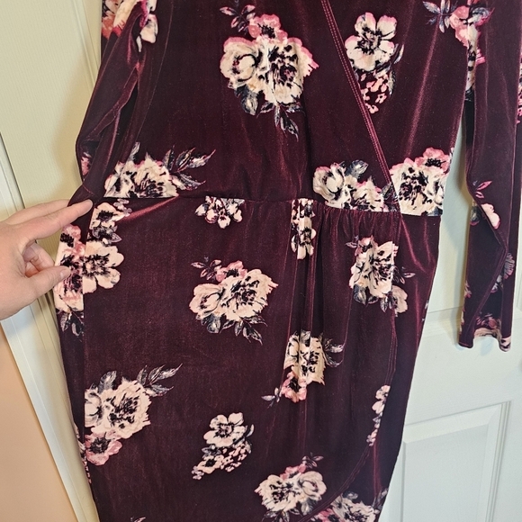 Faux Wrap Crushed Velevt Floral V-Neck Bodycon Burgundy Dress - Picture 4 of 6